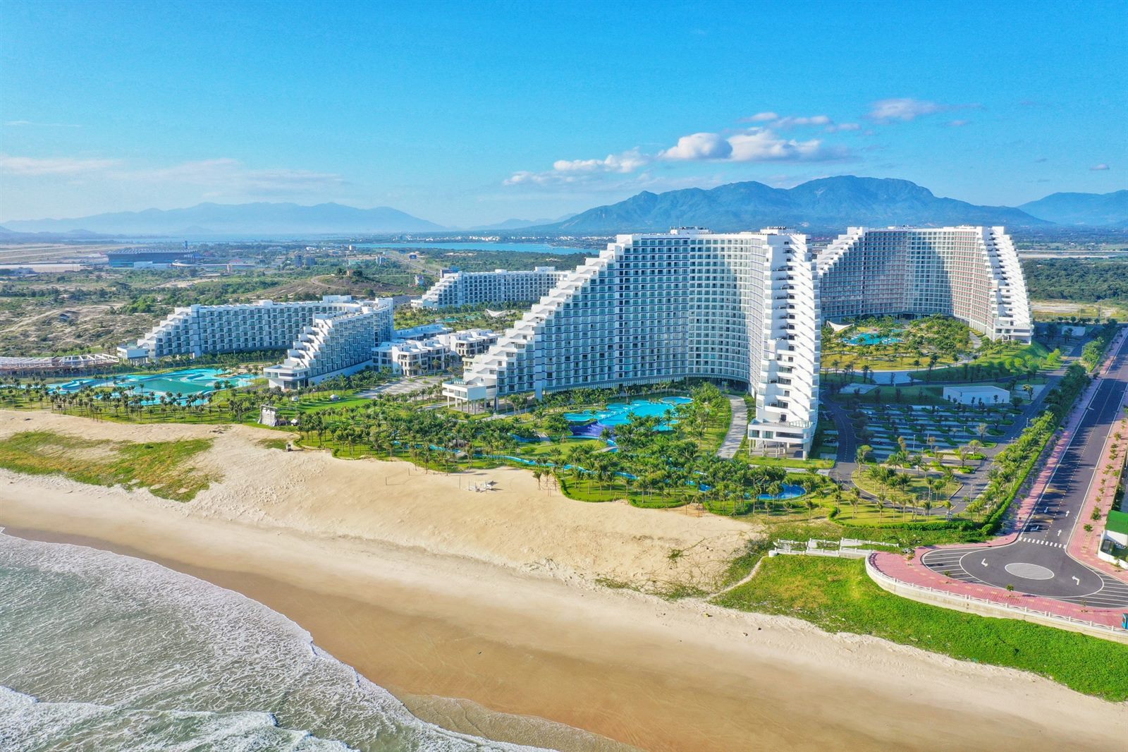 Toàn cảnh The Arena Cam Ranh nhìn từ trên cao — 4 tòa căn hộ biển mặt vịnh Bãi Dài đã bàn giao và vận hành